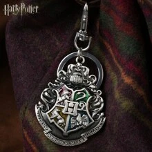 WB 1 pièce Porte-clés de Harry Potter Poudlard. Accessoire de porte-clés en métal décoratif, cool, coloré, de dessin animé. Idéal pour les vêtements, les sacs, les sacs à dos, les chapeaux, les bandeaux, les revers. Un cadeau amusant et collectionnable pour les fêtes d'anniversaire, les mariages, Noël, les articles de fans d'anime.