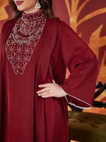 Vestito lungo da donna elegante in stile arabo con collo a canottiera, ricamo elaborato e dettagli con borchie, per taglie forti - Bordò - Visualizzare 11
