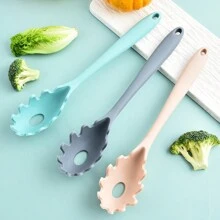 硅胶意大利面食勺，符合人体工程学的设计，带有锯齿状边缘，可轻松抓握意大利面条和面条，耐热高达 260°C，一体式结构，带有舒适的手柄和挂孔，尺寸 28.5 厘米 X 5.5 厘米，非常适合不粘锅，