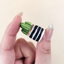 Set de 4/8 piezas de plantas artificiales miniatura vívidas aptas para casa de muñecas - Escala 1:12, suculentas y cactus realistas, macetas blancas y negras, resina duradera - Multicolor - Ver 7