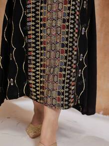 Abito lungo in stile arabo elegante con ricami dorati e paillettes, in stile tradizionale da primavera/estate, tipico del Ramadan