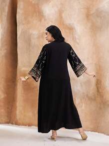 Abito lungo in stile arabo elegante con ricami dorati e paillettes, in stile tradizionale da primavera/estate, tipico del Ramadan