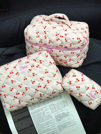 1 件绗缝樱桃图案化妆包旅行化妆收纳包带拉链樱桃印花绗缝可爱风格化妆包夏季旅行、度假家居浴室装饰节日化妆品收纳浴室配件返校