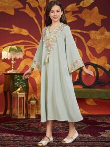 少女刺绣 V 领长袖连衣裙，宽松阿拉伯风格长袍