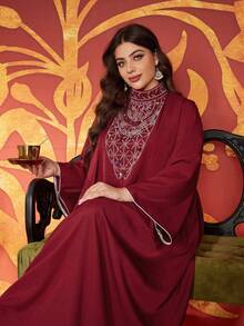 Vestito lungo da donna elegante in stile arabo con collo a canottiera, ricamo elaborato e dettagli con borchie, per taglie forti - Bordò - Visualizzare 10