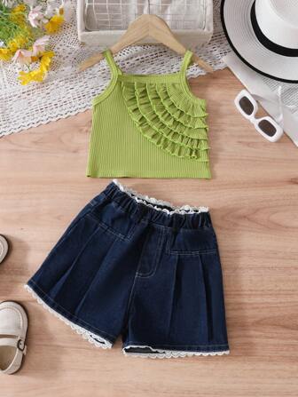 年轻女孩简约纯色细肩带上衣和牛仔短裤套装