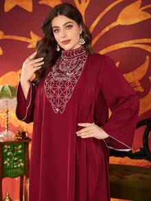Vestito lungo da donna elegante in stile arabo con collo a canottiera, ricamo elaborato e dettagli con borchie, per taglie forti - Bordò - Visualizzare 7