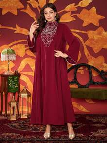 Vestito lungo da donna elegante in stile arabo con collo a canottiera, ricamo elaborato e dettagli con borchie, per taglie forti - Bordò - Visualizzare 4