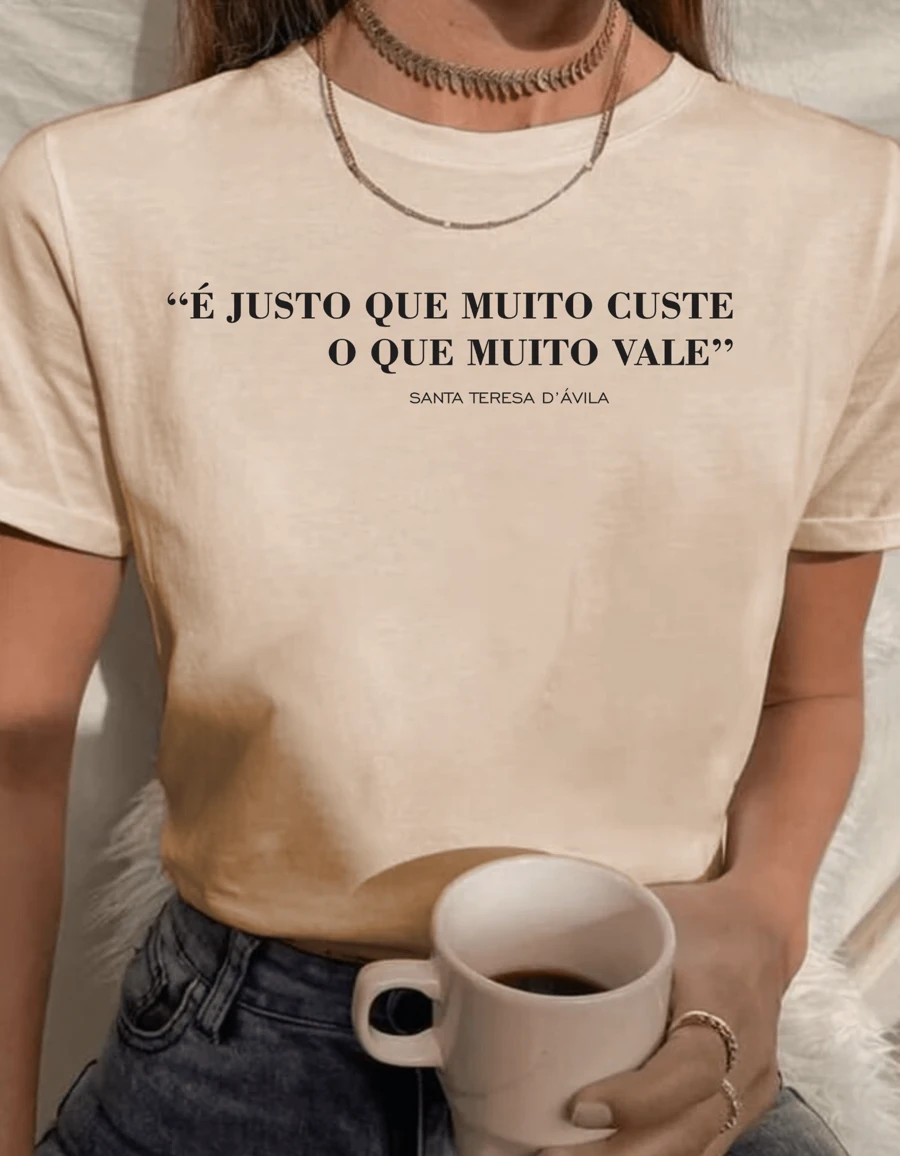 Camiseta Católica É Justo - 100% Algodão - Premium - Caqui - Visão 1