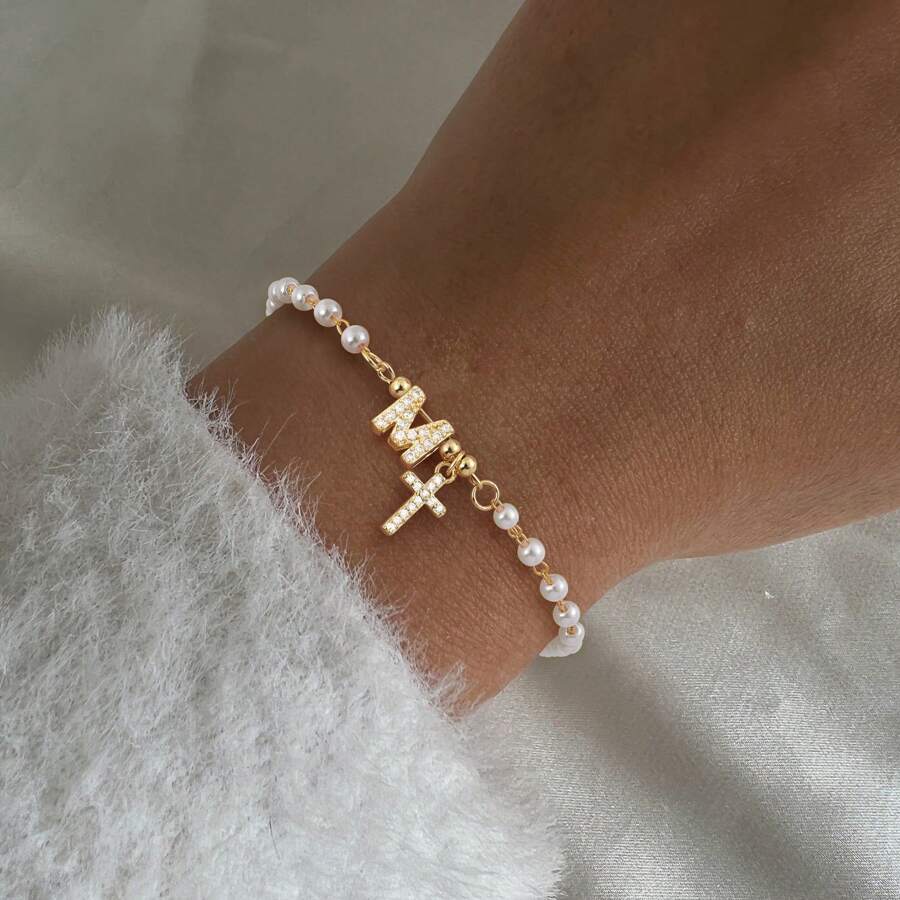 1 pieza Nuevo brazalete clásico simple de color dorado con cruz de circonita engastada e iniciales, con cuentas de perlas sintéticas y cadena para mujeres