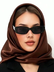 1 纯色时尚街头缎面方形围巾，适合户外音乐节的百搭情侣围巾