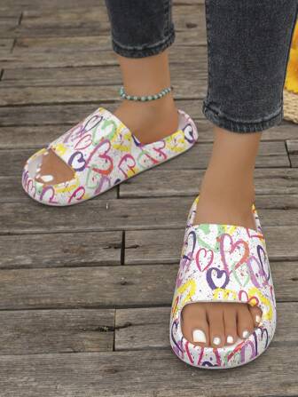 1 paar dikke zool antislip comfortabele pantoffels voor meisjes, casual outdoor hartvormige willekeurige bedrukte strandresort sandalen, geschikt voor tieners, zomer
