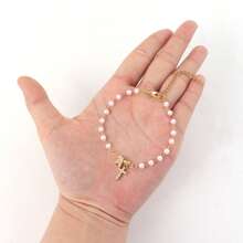 1 pieza Nuevo brazalete clásico simple de color dorado con cruz de circonita engastada e iniciales, con cuentas de perlas sintéticas y cadena para mujeres