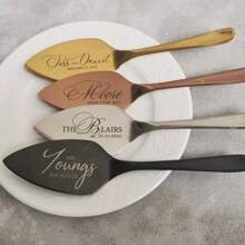 Set de 4 bucăți personalizat pentru tort de nuntă, set de tăiere a aluatului argintiu gravat personalizat, suvenir pentru casă nouă pentru cupluri, furculițe, cuțit argintiu, tacâmuri din oțel inoxidabil, set de tăiere a tortului