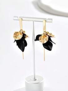 1 Pair Flower Petal & Leaf Pendant Dangle Earrings, Long Gold Color Women Earrings Suitable For Daily Wear