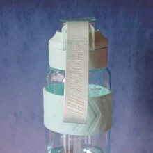 SHOTAY 1L/33.81oz Tritan 塑料水瓶，大容量透明运动水瓶，带手柄，防漏吸管，健身房健身水瓶，户外便携式摇杯，旅行水瓶，一键开关塑料水杯，安全锁杯盖，防滑杯套，耐热塑料水瓶 - 薄荷綠 - 查看 3