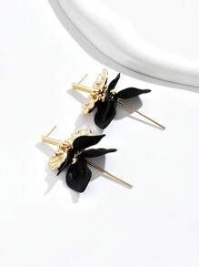 1 Pair Flower Petal & Leaf Pendant Dangle Earrings, Long Gold Color Women Earrings Suitable For Daily Wear