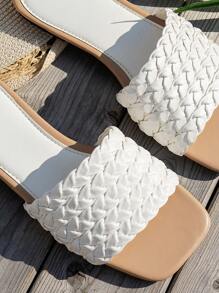 白色拼色平底凉鞋，轻便一脚蹬拖鞋，时尚波西米亚风格派对和度假沙滩凉鞋