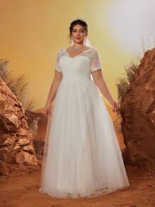 Plus Size V-Neck Lace Beaded Lace Trim Short Sleeve Mesh Insert A-Line Wedding Dress (Excluding Veil),Bride