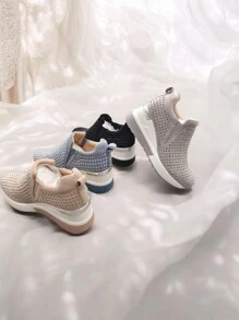 CHAUSSURES TRÈS CONFORTABLES  SYNTHÉTIQUE AVEC DES STRASS, TALONS DE 6,5 CM