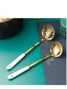 Cuchara Colador Grande de Acero Inoxidable con Acabado Dorado y Mango Color Blanco Totalmente Ergonómico, Ideal para Escurrir Alimentos con Elegancia que Combina un Diseño Moderno y Lujoso con una Funcionalidad Excepcional para Ayudarte en la Cocina - Blanco - Ver 3