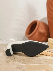 女士粗跟尖头高跟鞋，新款百搭春秋季礼服鞋，日常穿着及伴娘礼服皆宜，法式白色，优雅高贵，适合婚礼等场合。 - 白色 - 查看 7