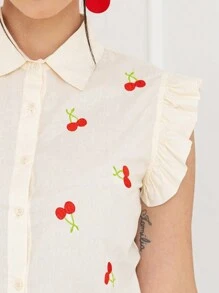 Camisa importada feminina. Este modelo tem um cardigã de botão. O decote é uma gola de  lapela externa. Todo o corpo é estampado em cereja. O comprimento é regular. Manga curta. Há babados nos punhos. O tecido é muito confortável. O número do modelo é CMZ222