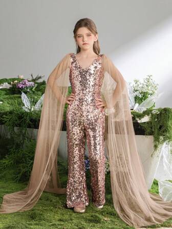 女童夸张 V 领亮片连体裤，搭配及地薄纱袖，是选美比赛、学校舞会、婚礼招待会、节日庆典和教堂仪式的优雅正式服装