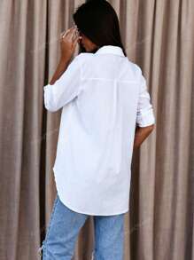 Blusa de mujer con cuello vuelto y abotonadura, de manga larga y color liso