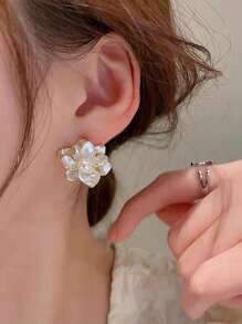 1 Pair Minimalist Elegant Floral Stud Earrings, Fashionable Design For Women, Suitable For Holiday And Daily Wear