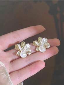 1 Pair Minimalist Elegant Floral Stud Earrings, Fashionable Design For Women, Suitable For Holiday And Daily Wear