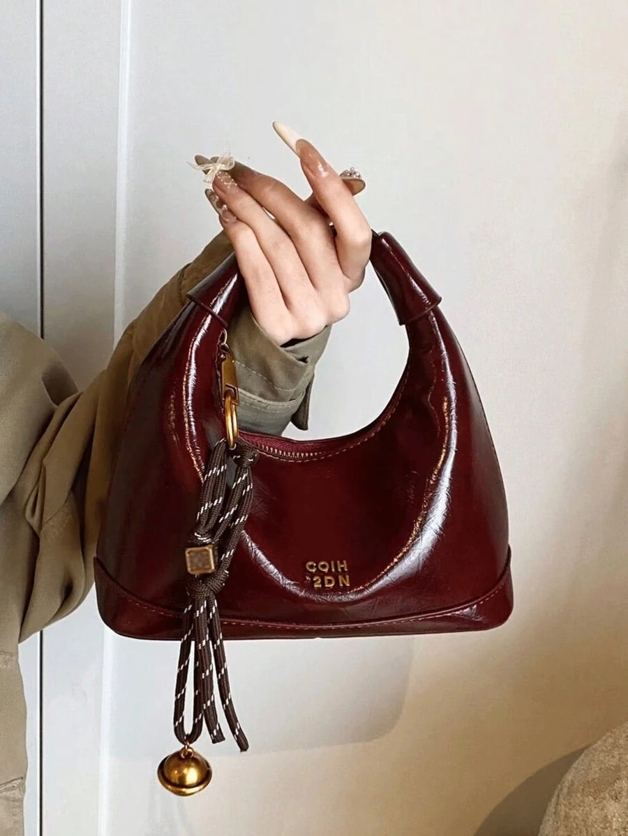 新款时尚小丑纯色PU防水手提包，字母图案装饰，拉链封口，方形托特包，酒红色，吊坠装饰，可调节肩带，适合购物，时尚酒红色包包