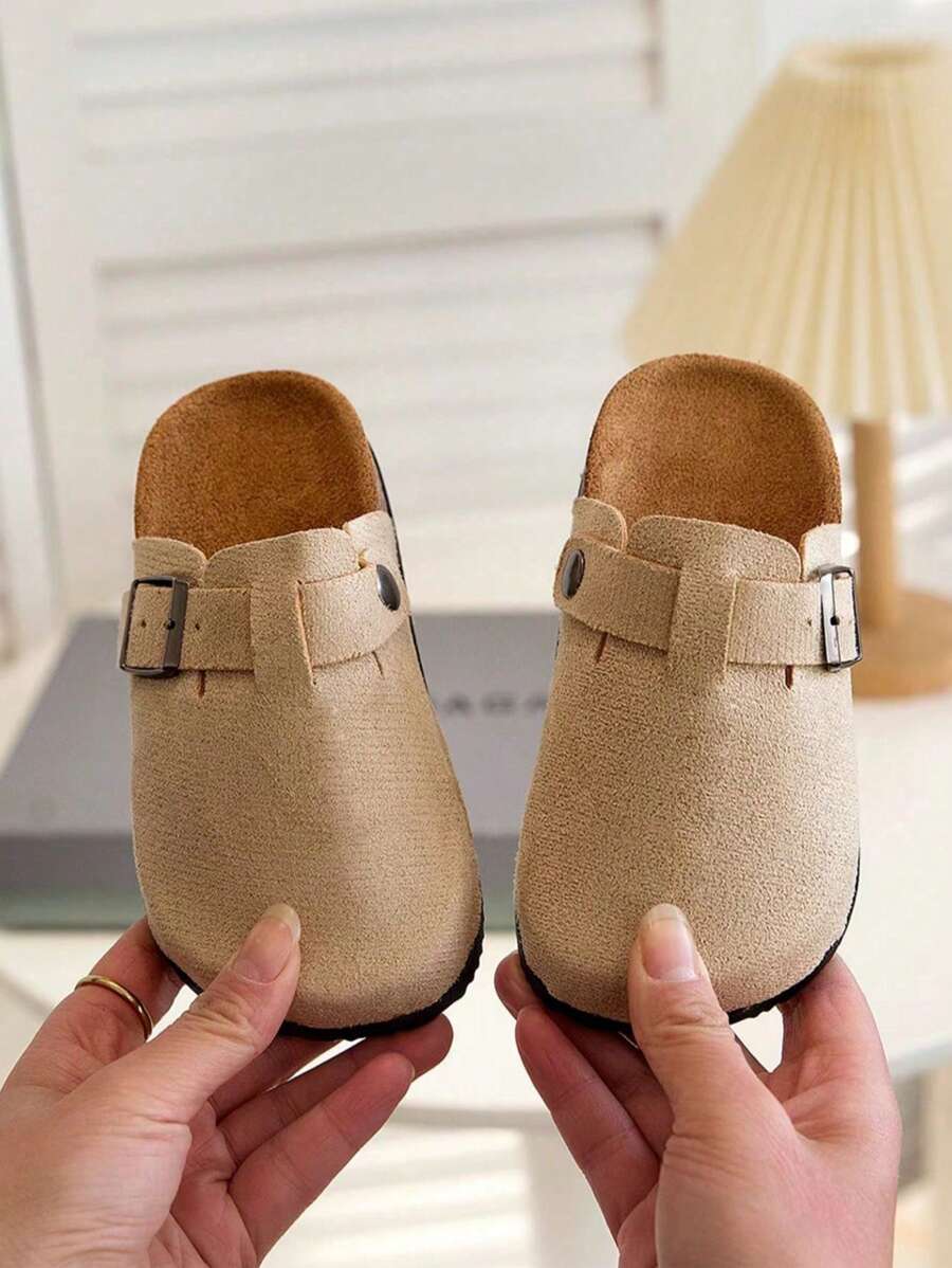 一双纯色儿童拖鞋，男女童均适用，轻便百搭，室内外及沙滩均可穿着，适合所有季节，包括夏季和秋季。