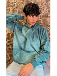 Esta sudadera de caballero con capucha y cangurera tie-dye es la opción perfecta para quienes buscan comodidad y estilo en su día a día. Confeccionada con materiales de alta calidad, ofrece una sensación suave y cálida, ideal para los días más frescos. Su diseño único en técnica tie-dye le da un toque moderno y vibrante, mientras que la capucha ajustable y la cangurera agregan funcionalidad y comodidad. Es la prenda perfecta para un look casual y relajado, ya sea para hacer deporte, salir con amigos o simplemente disfrutar de un día en casa. Su estilo urbano y su versatilidad hacen que sea fácil de combinar con cualquier outfit. Sin duda, un must-have en tu armario si buscas una sudadera con personalidad y confort - Verde Oliva - Ver 2