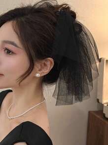 复古蕾丝发爪，精致的新娘头饰，充满梦幻氛围，唯美氛围