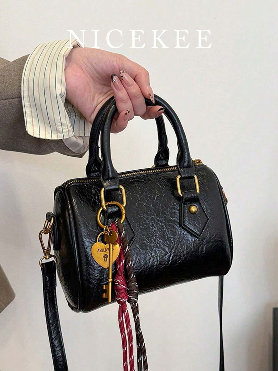 优质精致日常休闲简约纯色斜挎包，精美多功能上班通勤外出约会女士单肩包，秋冬流行设计感钥匙吊坠女士手提包