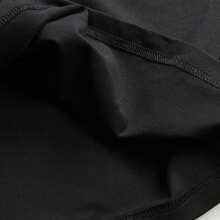 Camiseta negra empoderadora para mujer con diseño de brazo y puño dorado