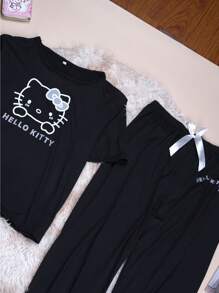 Sanrio Conjunto de tres piezas de pijama de verano para mujer autorizado por Sanrio con top de manga corta, shorts y pantalones estampados con diseño de KT de estilo suelto y casual, elegante para el hogar y de vacaciones
