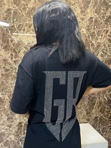 Esta playera oversize con aplicación de cristales es la prenda perfecta para quienes buscan un look casual elegante. Confeccionada en tela de algodón de alta calidad, te garantiza confort y estilo durante todo el día. El diseño único y sofisticado se resalta gracias a los detalles brillantes de los cristales, que le dan un toque moderno y chic. Ideal para quienes desean agregar un toque de brillo a su outfit sin perder la comodidad. Esta camiseta con adornos es una pieza versátil que puede combinarse con jeans o pantalones casuales, perfecta para cualquier ocasión. ¡Hazla tuya y añade un toque de estilo brillante a tu guardarropa