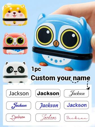 1pc חותמת חתימה עם שם מצויר בהתאמה אישית, ציוד לחזרה לבית הספר, חותמות שם עם דוגמא מצוירת, חותמת שם בדיו עצמית בהתאמה אישית DIY, חותמות לחתימה על שם, חותמת שם לבגדים עמידה במים, לשחזר את חתימת כתב היד שלך, 4 צבעים: כחול/ורוד/צהוב/לבן