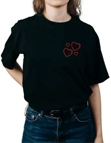 Ajolotastico Black T-Shirt For Women With Heart Shields. Casual Black Round Neck T-Shirt For Women With Heart Shield Print. Urban Chest, Short-Sleeved Urban Top With Print. Fashion For Daily Use. Street Fashion. - 黑色 - 查看 2