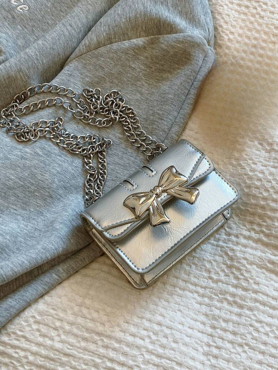 新款秋冬时尚迷你方包，蝴蝶结金属装饰，翻盖设计，双金属链条，小巧轻便，简约百搭。适合女性日常休闲使用，也适合学生，可用作零钱包或时尚蝴蝶结手提包，女士必备单品。