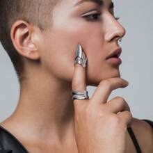 Anillo minimalista de banda estrecha con diseño de alienígena de LUKIYY, de moda y único