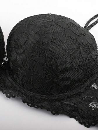 Lencería de encaje negro con sujetador sin aros con efecto push-up. Lencería con sujetador con aros que realza el escote, adecuado para vestidos de novia