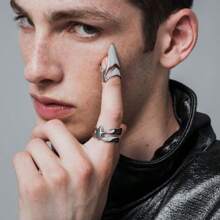 Anillo minimalista de banda estrecha con diseño de alienígena de LUKIYY, de moda y único