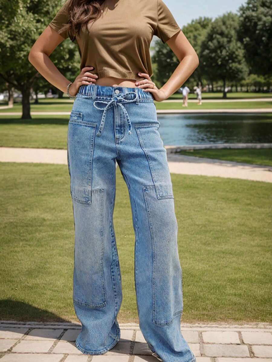 Women's Mid-Waist Casual Jeans With Breathable And Loose Design, Washed Technology, Wide Leg Pockets, Women's Mid-Waist Loose Casual Denim Straight Pants With Drawstring Decoration, Loose Jeans, Denim Work Pants, Women's Four-Season Street Jeans, Mid-Waist Antique Drawstring Tie Multi-Pocket Straight Pants The Hem Of The Trousers Has A Folding Design. The Trousers Have A Washed And Aged Style. The Side Has A Fabric Block Patchwork Style. The Trousers Have No Belt But Are Decorated With Drawstrings. The Trousers Are Closed With Zippers And Buttons. There Are Front Pockets And Back Pockets - Màu xanh lam - Xem 1