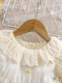 1 件年轻女孩刺绣花卉蕾丝领无袖休闲宽松优雅连衣裙，夏季度假太阳裙 - 杏色 - 查看 3