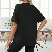 Camiseta negra empoderadora para mujer con diseño de brazo y puño dorado