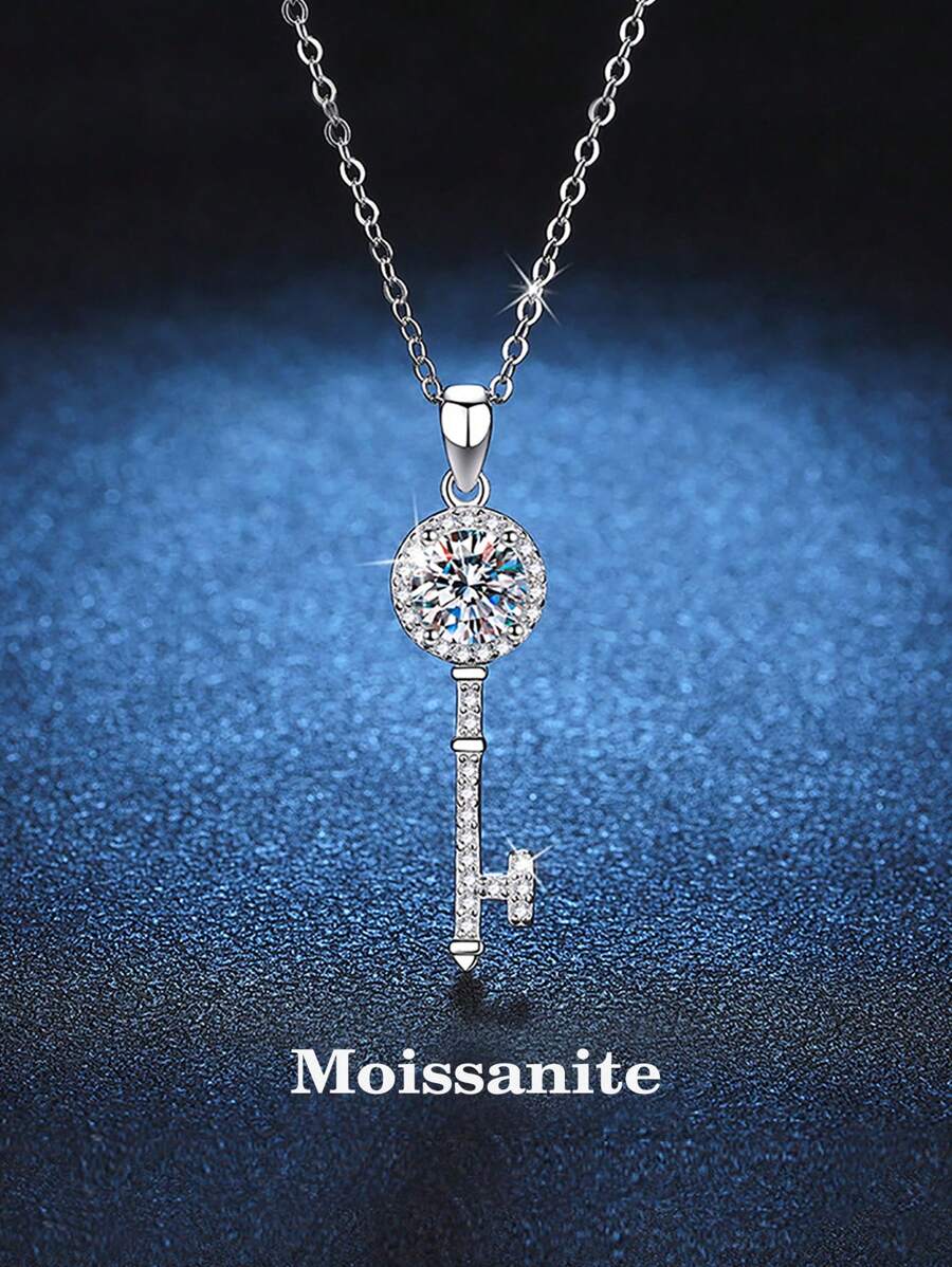 BLOVEMEE 1 件优雅奢华 925 银 1 克拉莫桑石钥匙吊坠项链，适合女性日常佩戴、派对、度假、情人节、母亲节、结婚纪念日、女士珠宝礼物