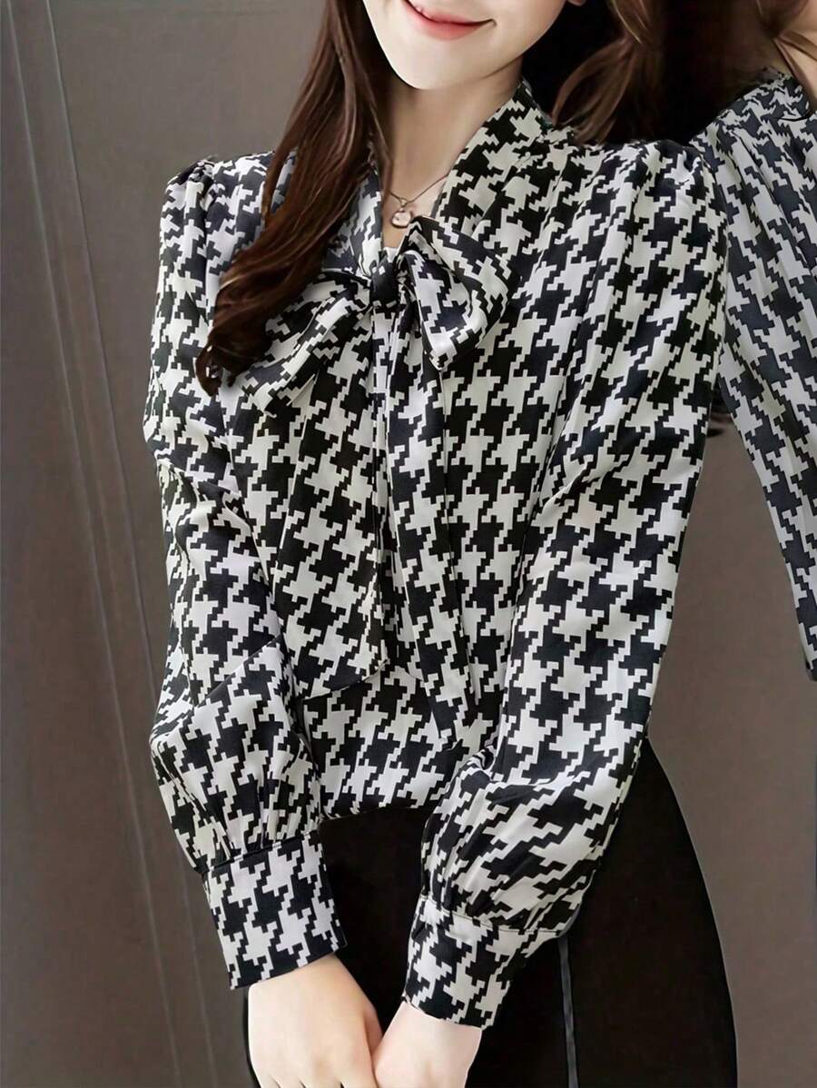 女士夏季度假蝴蝶结领衬衫，优雅长袖花卉印花衬衫，适合休闲通勤穿着 - 黑與白 - 查看 1